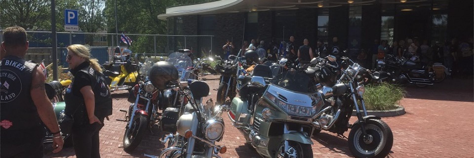 Bewoners ZINN locatie De Es toerden op motoren door Groningen 