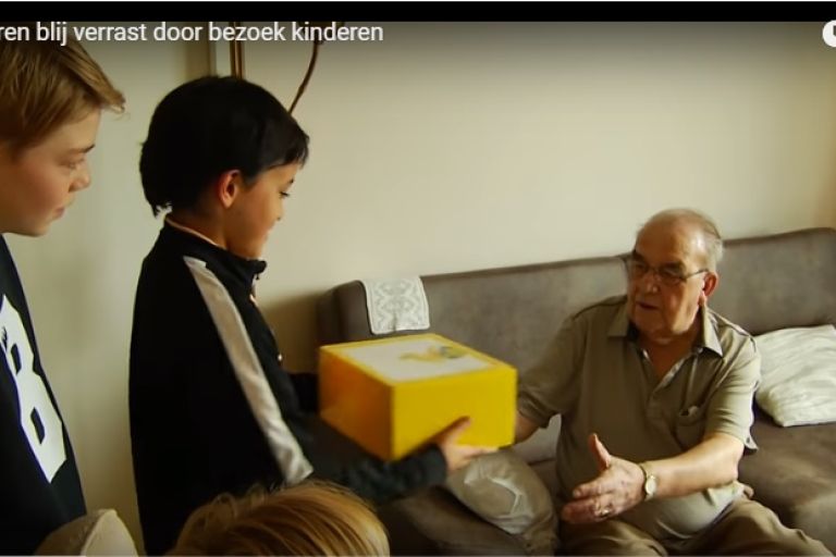 Ouderen blij verrast door bezoek kinderen