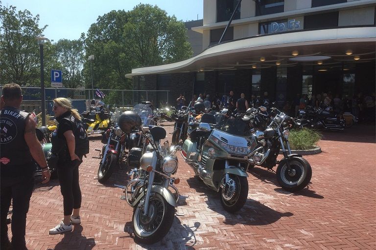 Bewoners ZINN locatie De Es toerden op motoren door Groningen 