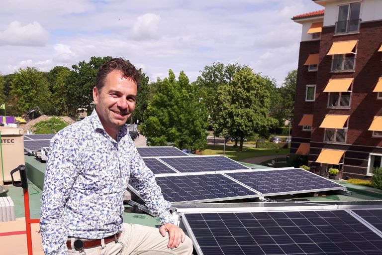 Laat de zon maar schijnen; meer dan 1.000 zonnepanelen op daken van ZINN